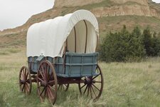 covered-wagon-replica-on-the-oregon-trail-scotts-bluff-national-monument-nebraska_u-l-q10u3t10.jpg